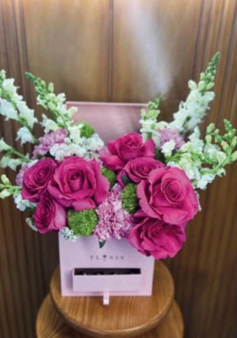 Arreglo de rosas moradas